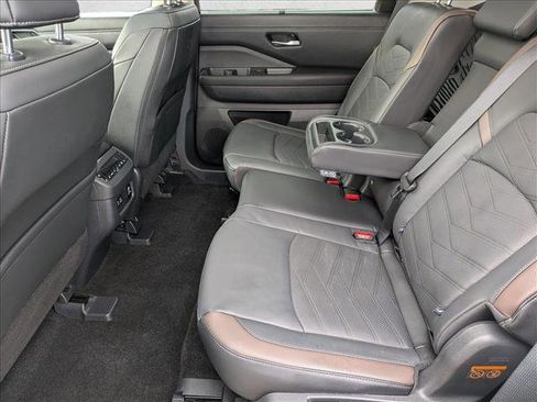 Used 2025 Nissan Pathfinder Platinum w/ Cargo Package image 18