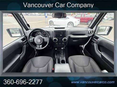 Used 2018 Jeep Wrangler Unlimited Sahara AWD/4WD image 17