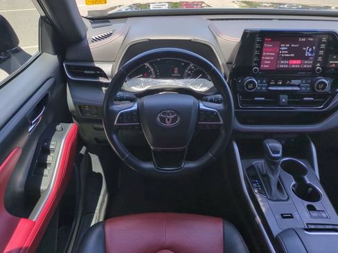 Used 2021 Toyota Highlander XSE FWD image 16