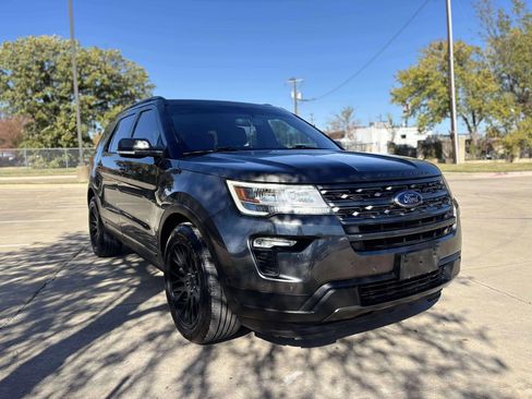 Used 2018 Ford Explorer XLT w/ Equipment Group 202A image 6