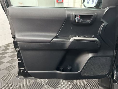 Used 2019 Toyota Tacoma TRD Sport AWD/4WD image 19