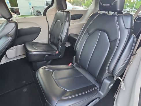 Used 2023 Chrysler Pacifica Touring-L FWD image 8