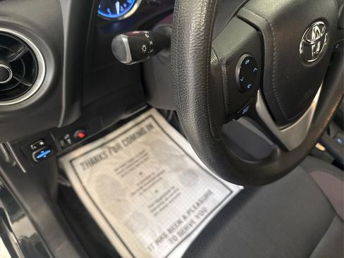 Used 2018 Toyota Corolla LE image 40