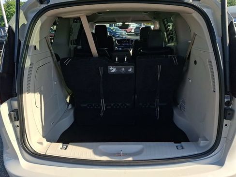Used 2021 Chrysler Pacifica Touring-L w/ Uconnect Theater Family Group FWD image 28