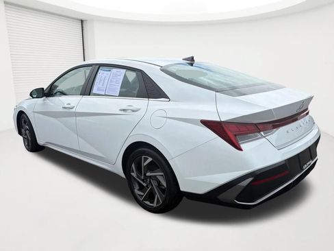 Certified 2025 Hyundai Elantra Limited FWD image 7