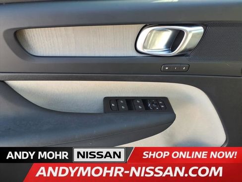 Used 2023 Volvo XC40 B5 Plus image 6