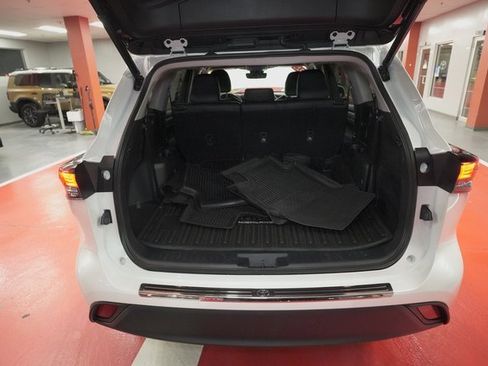 Used 2023 Toyota Highlander XLE image 26