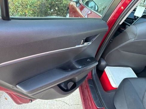 Used 2018 Toyota Camry LE image 32