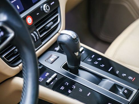 Certified 2023 Porsche Macan AWD/4WD image 24