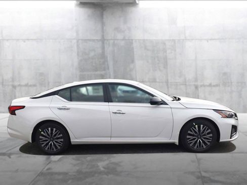 New 2025 Nissan Altima 2.5 SV image 5