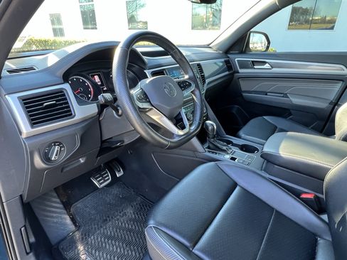 Used 2021 Volkswagen Atlas Cross Sport SE w/ Panoramic Sunroof Package image 17