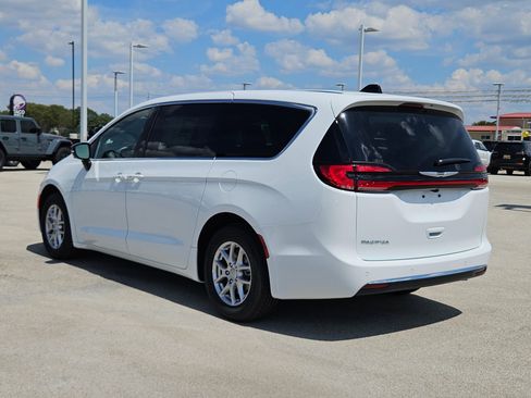 New 2026 Chrysler Pacifica Select image 5