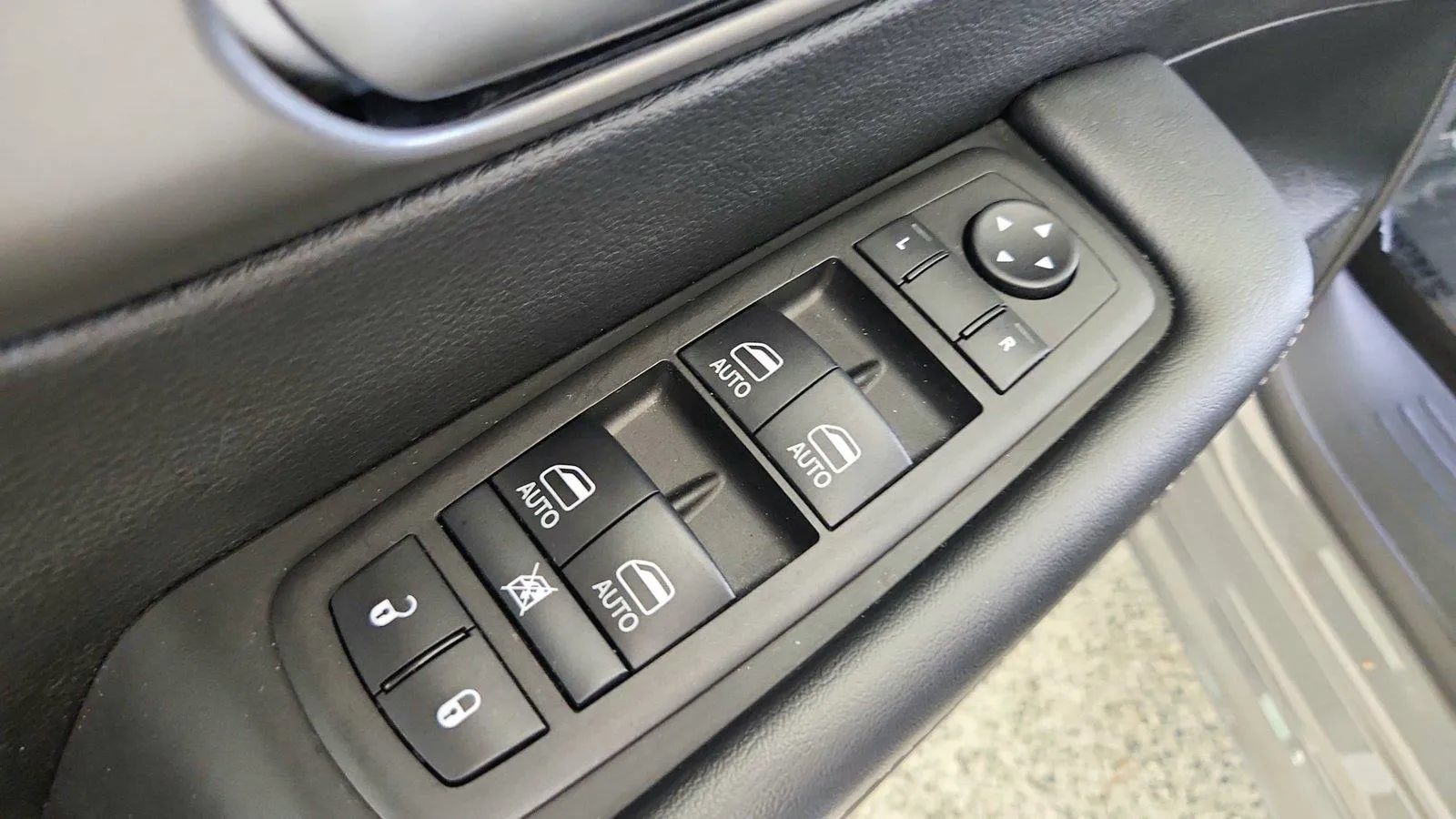 Used 2025 Chrysler Pacifica Select FWD image 23