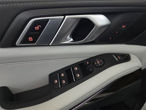 Used 2025 BMW X5 xDrive40i w/ Parking Assistance Package image 31