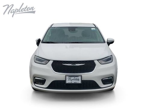 Used 2023 Chrysler Pacifica Touring-L FWD image 9