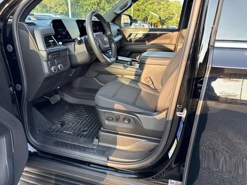 Used 2025 Chevrolet Suburban LS RWD image 12