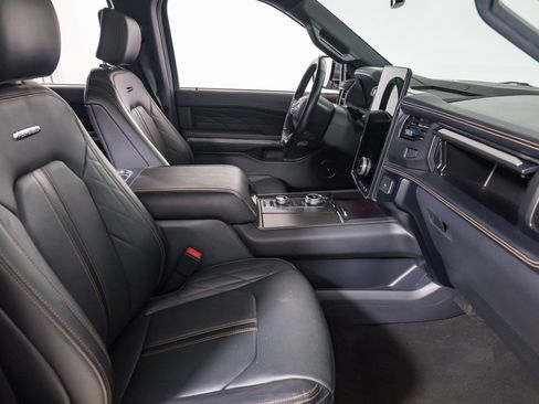 Used 2024 Ford Expedition Platinum image 39