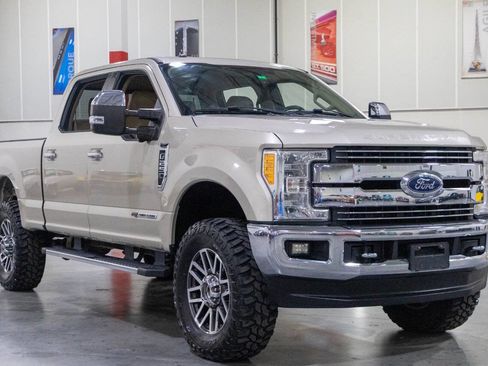 Used 2017 Ford F250 Lariat w/ Chrome Package AWD/4WD image 8