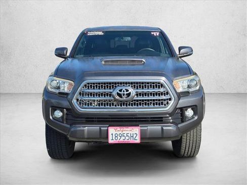 Used 2017 Toyota Tacoma TRD Sport w/ Tow Package RWD image 2