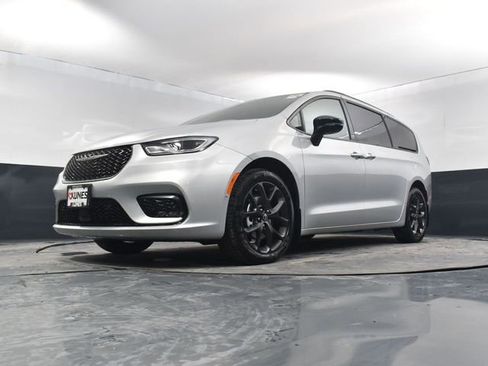 New 2026 Chrysler Pacifica Limited image 56