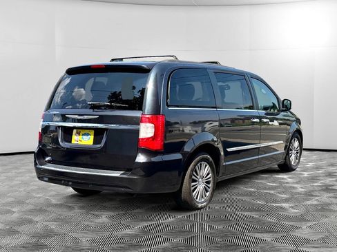 Used 2014 Chrysler Town & Country Touring-L w/ Driver Convenience Group image 5