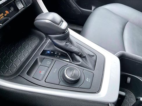 Used 2022 Toyota RAV4 XLE Premium image 17