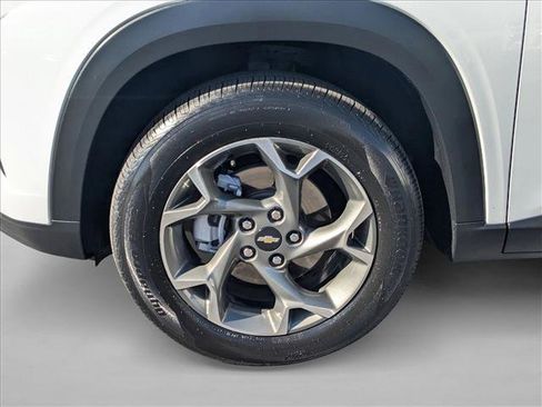 Used 2024 Chevrolet Trax LT w/ Sunroof Package FWD image 24