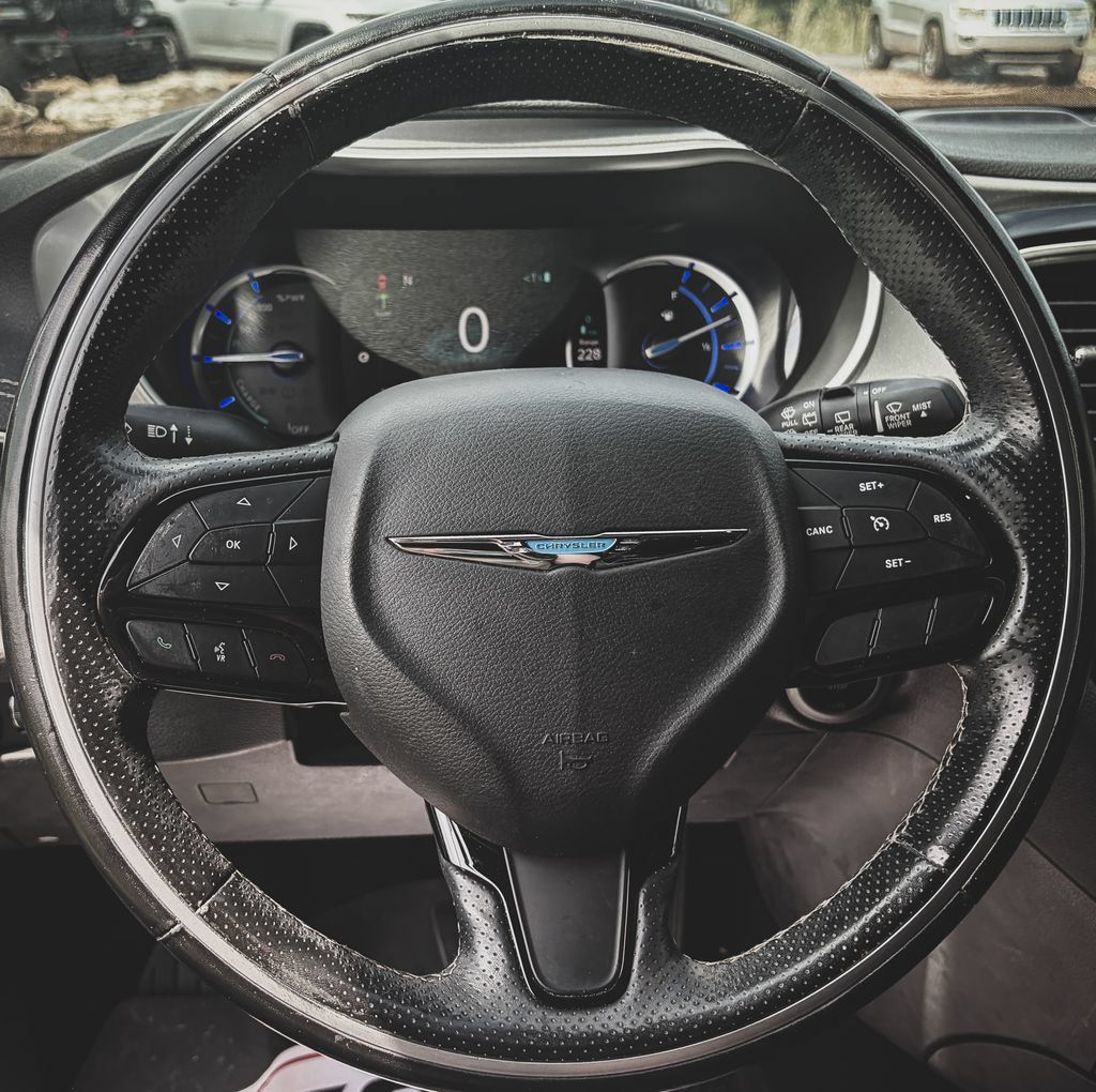 Used 2019 Chrysler Pacifica Limited w/ S Appearance Package FWD image 11