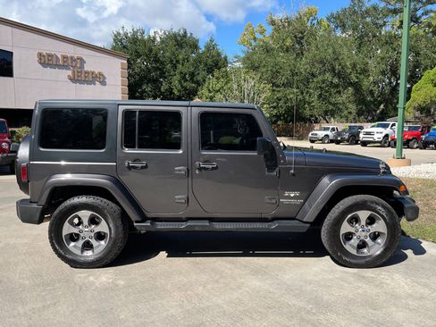 Used 2017 Jeep Wrangler Unlimited Sahara w/ Connectivity Group image 12