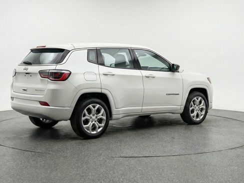 Used 2025 Jeep Compass Latitude AWD/4WD image 9
