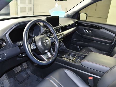 Used 2025 Honda Pilot TrailSport image 2