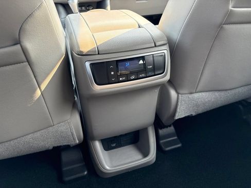 Used 2018 Toyota Highlander XLE AWD/4WD image 25