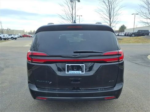 Used 2023 Chrysler Pacifica Touring-L w/ S Appearance Package image 5
