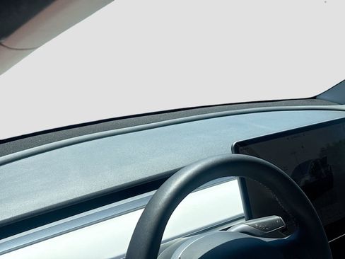 Used 2025 Tesla Model Y Long Range RWD image 9