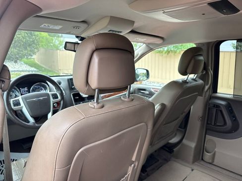 Used 2015 Chrysler Town & Country Touring-L w/ Driver Convenience Group FWD image 27
