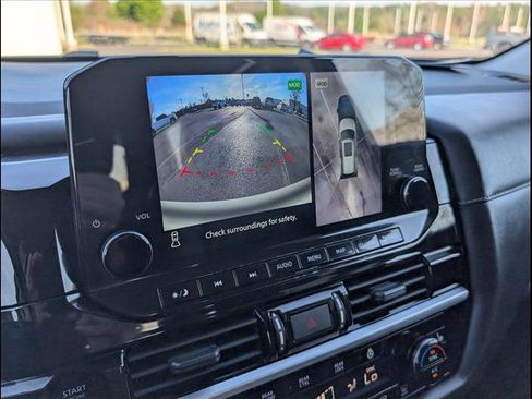 Used 2025 Nissan Pathfinder SL image 16