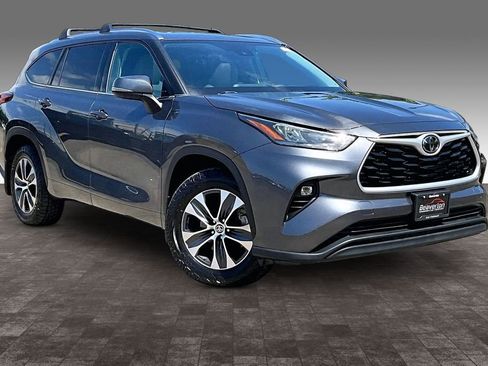Used 2020 Toyota Highlander XLE AWD/4WD image 1