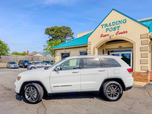 Used 2022 Jeep Grand Cherokee Limited image 24