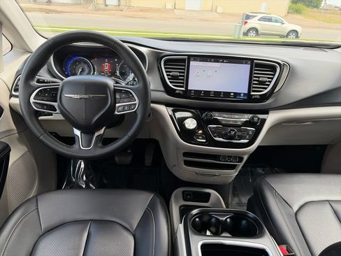 Used 2024 Chrysler Pacifica Touring-L FWD image 32