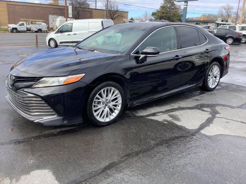 Used 2018 Toyota Camry XLE image 19