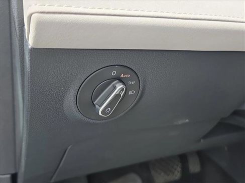 Used 2025 Volkswagen Taos SE FWD image 8