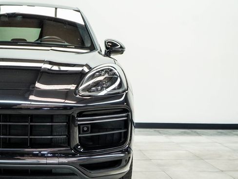 Used 2021 Porsche Cayenne Turbo image 7