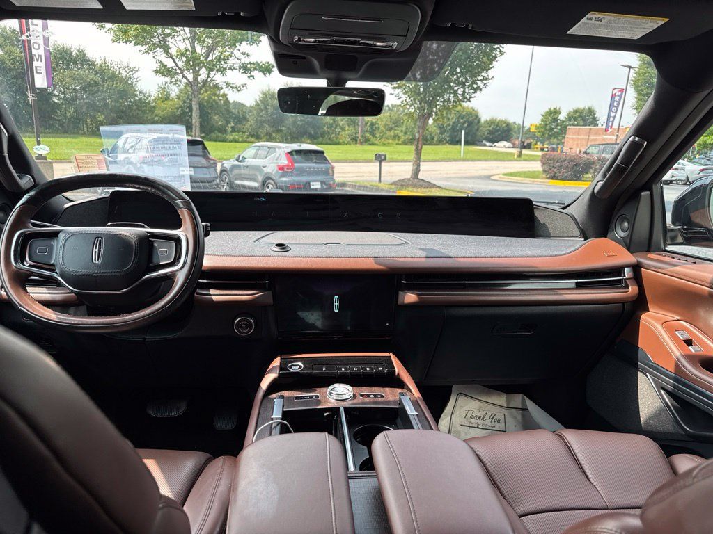 Used 2025 Lincoln Navigator Reserve AWD/4WD image 12