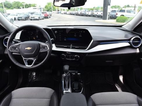 Used 2025 Chevrolet Trax LT w/ LT Convenience Package FWD image 7