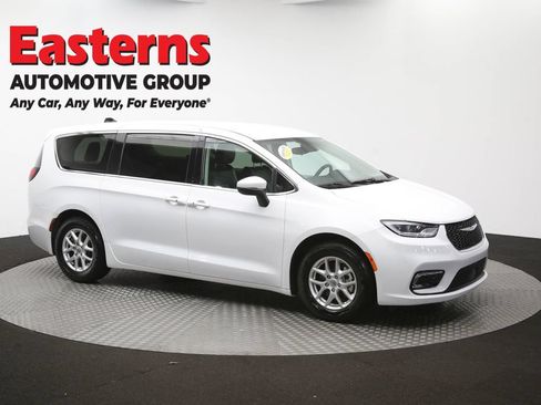 Used 2023 Chrysler Pacifica Touring-L FWD image 49