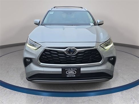Used 2022 Toyota Highlander Platinum image 3