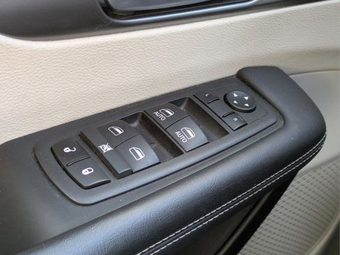 Used 2024 Chrysler Pacifica Touring-L image 22