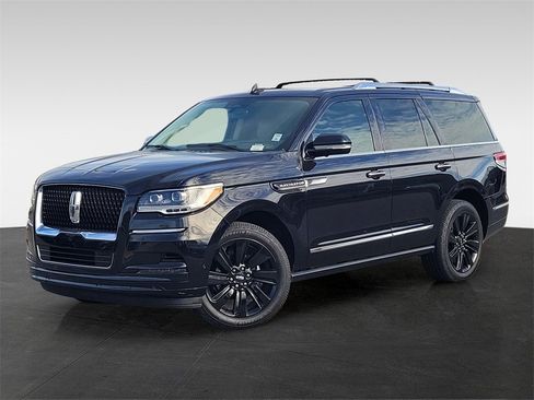 Used 2023 Lincoln Navigator Reserve image 1