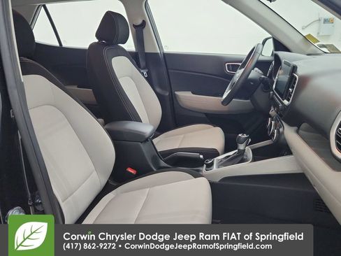 Used 2025 Hyundai Venue SEL FWD image 31
