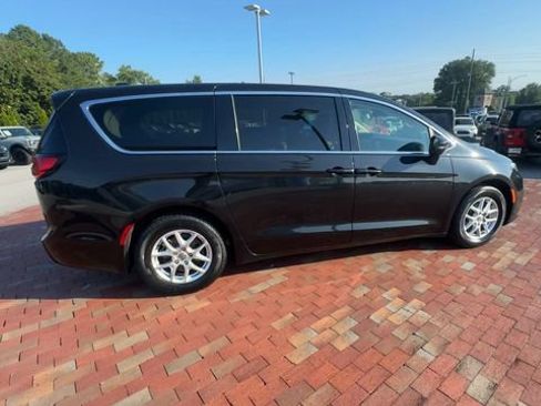 Used 2023 Chrysler Pacifica Touring-L FWD image 3